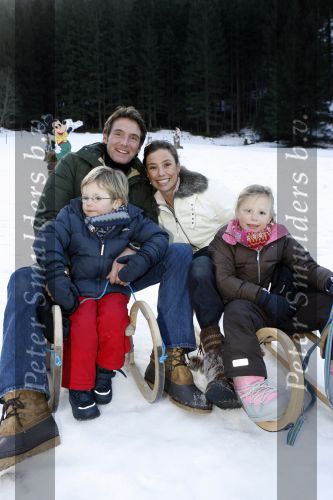 Bad Gastein 13 januari 2007
Pieter v Vollenhoven en Prinses Margriet op vakantie met Prins Maurits Prinses Marilene Prinses Anna Prins Lucas Prins Bernhard jr Prinses Annete Prinses Isablle Prins Sam Prins Pieter Christiaan Prinses Anita Prins Floris en Prinses Aimee vanwege hun 40 jarig huwelijk.