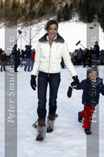 Bad Gastein 13 januari 2007
Pieter v Vollenhoven en Prinses Margriet op vakantie met Prins Maurits Prinses Marilene Prinses Anna Prins Lucas Prins Bernhard jr Prinses Annete Prinses Isablle Prins Sam Prins Pieter Christiaan Prinses Anita Prins Floris en Prinses Aimee vanwege hun 40 jarig huwelijk.
