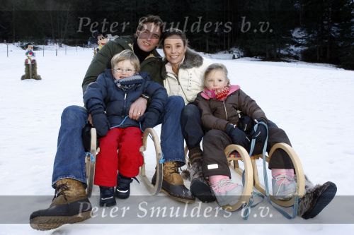 Bad Gastein 13 januari 2007
Pieter v Vollenhoven en Prinses Margriet op vakantie met Prins Maurits Prinses Marilene Prinses Anna Prins Lucas Prins Bernhard jr Prinses Annete Prinses Isablle Prins Sam Prins Pieter Christiaan Prinses Anita Prins Floris en Prinses Aimee vanwege hun 40 jarig huwelijk.