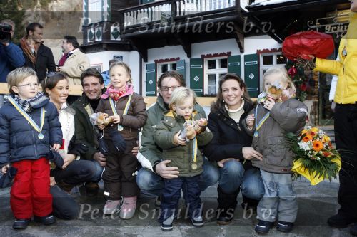 Bad Gastein 13 januari 2007
Pieter v Vollenhoven en Prinses Margriet op vakantie met Prins Maurits Prinses Marilene Prinses Anna Prins Lucas Prins Bernhard jr Prinses Annete Prinses Isablle Prins Sam Prins Pieter Christiaan Prinses Anita Prins Floris en Prinses Aimee vanwege hun 40 jarig huwelijk.