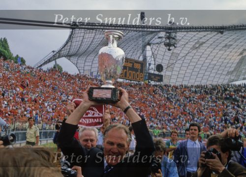 Munchen, 25 Juni 1988 Finale Europees Kampioenschap 1988
Nederland-Rusland met een eindstand van 2-0
Rinus Michels met beker
EK 1988