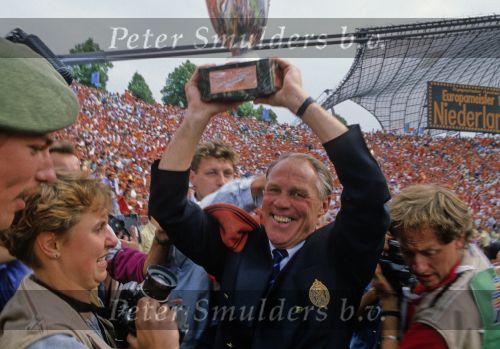 Munchen, 25 Juni 1988 Finale Europees Kampioenschap 1988
Nederland-Rusland met een eindstand van 2-0
Rinus Michels met beker
EK 1988