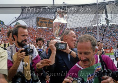 Munchen, 25 Juni 1988 Finale Europees Kampioenschap 1988
Nederland-Rusland met een eindstand van 2-0
Rinus Michels met beker
EK 1988  Hans Heus