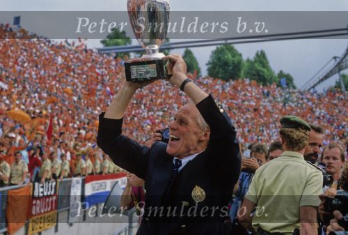 Munchen, 25 Juni 1988 Finale Europees Kampioenschap 1988
Nederland-Rusland met een eindstand van 2-0
Rinus Michels met beker
EK 1988