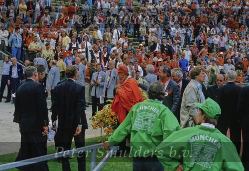 Munchen, 25 Juni 1988 Finale Europees Kampioenschap 1988
Nederland-Rusland met een eindstand van 2-0
Rinus Michels met beker, rechts van hem Jacques Ruts
EK 1988