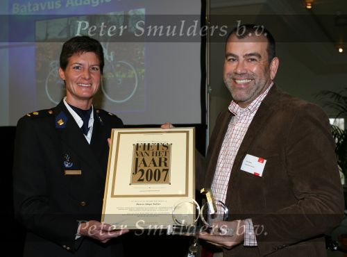 Rosmalen, 28 Januari 2007
Rob Beset ( Batavus )ontvangt de eerste prijs voor fiets van het Jaar:
Batvavus Adagio Nu Vinci
Foto Peter Smulders BV Eindhoven