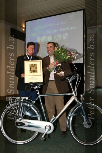 Rosmalen, 28 Januari 2007
Rob Beset ( Batavus )ontvangt de eerste prijs voor fiets van het Jaar:
Batvavus Adagio Nu Vinci
Foto Peter Smulders BV Eindhoven