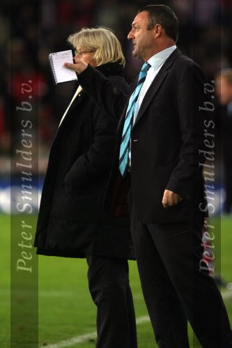 Eindhoven, 24 Februari 2007 Kompetitiewedstrijd PSV-FC Groningen, eindstand 1-0 Seizoen 2006/2007
FC Groningen trainer Ron Jans met Dr.Gekie Meins