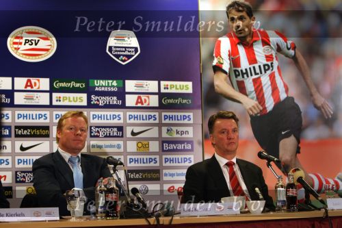 Eindhoven, Kompetitiewedstrijd PSV-AZ, eindstand 2-3
Seizoen 2006/2007
Persconferentie na afloop met Ronald Koeman en Louis v Gaal