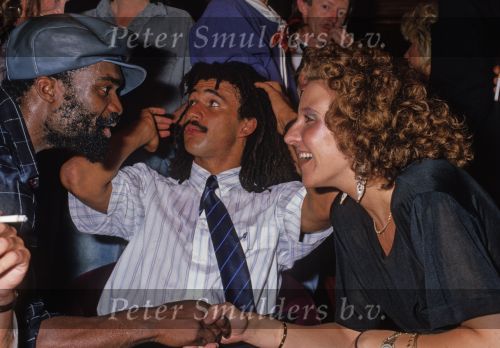 Munchen, 25 Juni 1988 Finale Europees Kampioenschap 1988
Nederland-Rusland met een eindstand van 2-0
Feest voor Ruud Gullit en Yvonne Gullit ( Yvonne de Vries ) met de zanger van de Revelation band
EK 1988