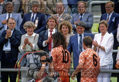 Munchen, 25 Juni 1988 Finale Europees Kampioenschap 1988
Nederland-Rusland met een eindstand van 2-0
Ruud Gullit met Berry v Aerle voor het ontvangst nemen van de beker
EK 1988