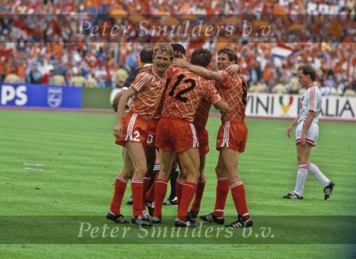 Munchen, 25 Juni 1988 Finale Europees Kampioenschap 1988
Nederland-Rusland met een eindstand van 2-0
Ruud Gullit heeft 1-0 gescoord en wordt gefeliciteerd door Arnold Muhren,Adri v Tiggelen en Marco v Basten
EK 1988
