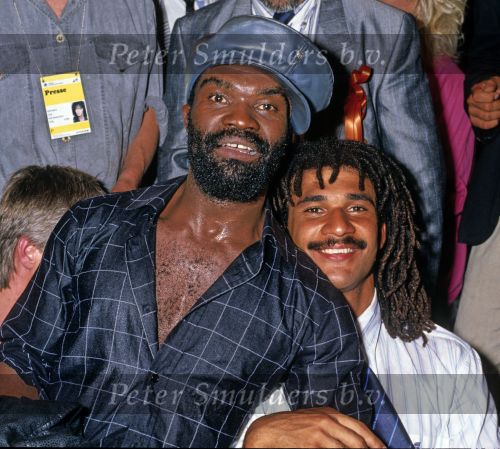 Munchen, 25 Juni 1988 Finale Europees Kampioenschap 1988
Nederland-Rusland met een eindstand van 2-0
Ruud Gullit met de zanger van de Revolution Band
EK 1988