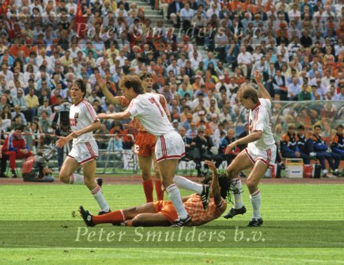 Munchen, 25 Juni 1988 Finale Europees Kampioenschap 1988
Nederland-Rusland met een eindstand van 2-0
Ruud Gulli wordt onderuit gehaald en Marco v Basten protesteert
EK 1988