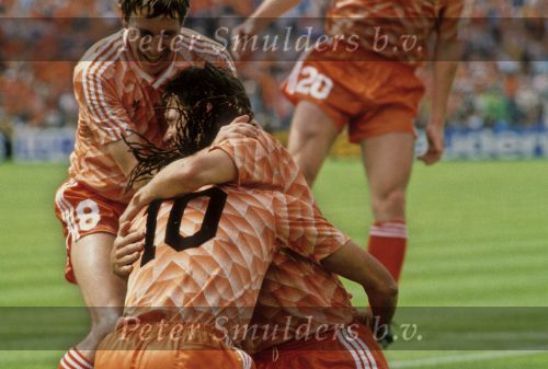 Munchen, 25 Juni 1988 Finale Europees Kampioenschap 1988
Nederland-Rusland met een eindstand van 2-0
Ruud Gullit verslaat met een stevige kopbal doelman Rinat Dasajev en wordt gefeliciteerd door Arnold Muhren en Berry v Aerle
EK 1988