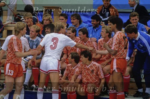 Munchen, 25 Juni 1988 Finale Europees Kampioenschap 1988
Nederland-Rusland met een eindstand van 2-0
Blijdschap bij Erwin Koeman, Hans v Breukelen,Ruud Gullit, Joop hiele, Wim Kieft, John Bosman, Hendri Kruzen, Aron Winter, Adri v Tiggelen, Frank Rijkaard, Marco v Basten, Berry v Aerle, Johnny v t Schip, Nol de Ruiter, Jan Wouters
EK 1988