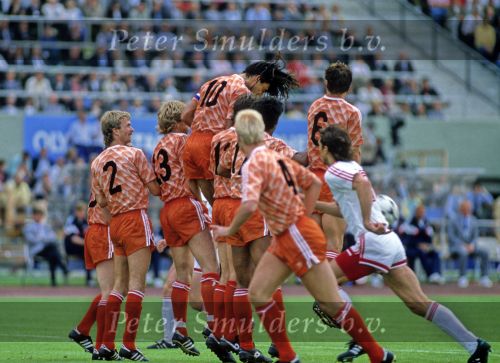 Munchen, 25 Juni 1988 Finale Europees Kampioenschap 1988
Nederland-Rusland met een eindstand van 2-0
Ruud Gullit springt omhoog tijdens een vrije trap verder Adri v Tiggelen, Erwin Koeman en Berry v Aerle
EK 1988