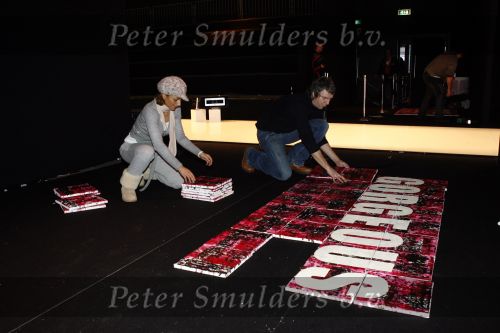 Amsterdam 26 januari 2007
Ruud de Wild heeft een schilderij gemaakt voor de show van Ilja Visser op de fashion week. Aafke hielp hem met ophangen.