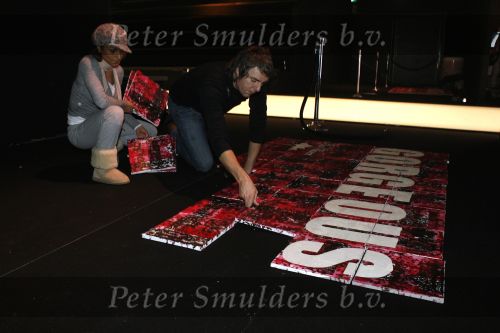 Amsterdam 26 januari 2007
Ruud de Wild heeft een schilderij gemaakt voor de show van Ilja Visser op de fashion week. Aafke hielp hem met ophangen.