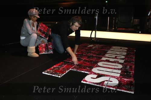 Amsterdam 26 januari 2007
Ruud de Wild heeft een schilderij gemaakt voor de show van Ilja Visser op de fashion week. Aafke hielp hem met ophangen.