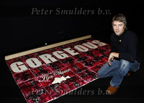 Amsterdam 26 januari 2007
Ruud de Wild heeft een schilderij gemaakt voor de show van Ilja Visser op de fashion week. Aafke hielp hem met ophangen.