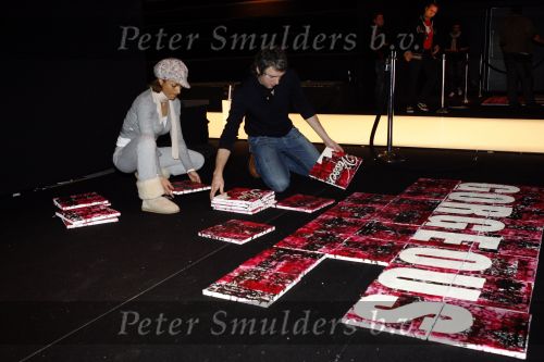 Amsterdam 26 januari 2007
Ruud de Wild heeft een schilderij gemaakt voor de show van Ilja Visser op de fashion week. Aafke hielp hem met ophangen.