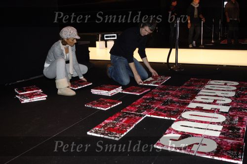 Amsterdam 26 januari 2007
Ruud de Wild heeft een schilderij gemaakt voor de show van Ilja Visser op de fashion week. Aafke hielp hem met ophangen.