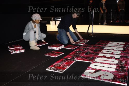 Amsterdam 26 januari 2007
Ruud de Wild heeft een schilderij gemaakt voor de show van Ilja Visser op de fashion week. Aafke hielp hem met ophangen.