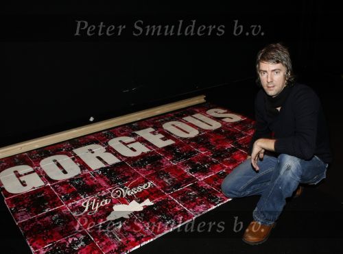 Amsterdam 26 januari 2007
Ruud de Wild heeft een schilderij gemaakt voor de show van Ilja Visser op de fashion week. Aafke hielp hem met ophangen.