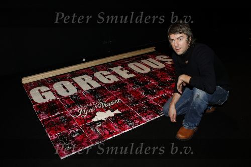 Amsterdam 26 januari 2007
Ruud de Wild heeft een schilderij gemaakt voor de show van Ilja Visser op de fashion week. Aafke hielp hem met ophangen.