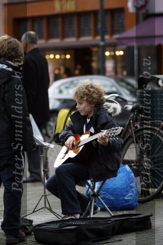 Amsterdam 27 januari 2007
Robert ten Brink met hond het winkelen op de cornelis schuytstraat. Jonge straatmusikanten