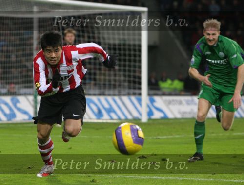Eindhoven, 24 Februari 2007 Kompetitiewedstrijd PSV-FC Groningen, eindstand 1-0 Seizoen 2006/2007
Sun Xiang wordt achtervolgd door Martijn Meerdink