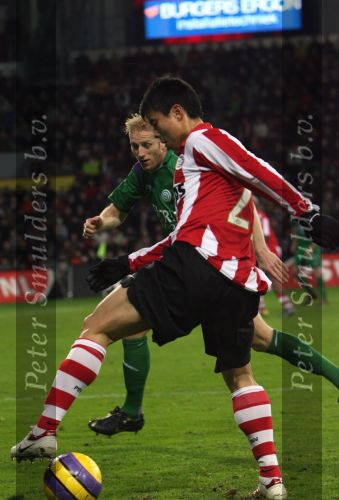 Eindhoven, 24 Februari 2007 Kompetitiewedstrijd PSV-FC Groningen, eindstand 1-0 Seizoen 2006/2007
Sun Xiang in duel met Martijn Meerdink