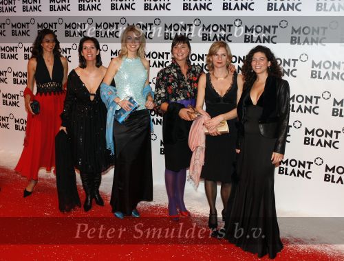 Chamonix 2 februari 2007
Presentatie sieraden lijn van Mont Blanc in Chamonix. vlnr Clementine Noordzij Annemarie v Gaal Susanne Smit Antoinette Degens Femmetje de Wind en Jose Rozenbroek