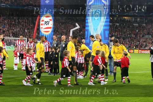 Eindhoven, 20 Februari 2007 Champions Leaguewedstrijd
PSV-FC Arsenal 1e ronde Eindstand 1-0 Seizoen 2006/2007
Phillip Cocu bij de toss met Thierry Henry en scheidsrechter Tom Henning