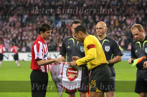 Eindhoven, 20 Februari 2007 Champions Leaguewedstrijd
PSV-FC Arsenal 1e ronde Eindstand 1-0 Seizoen 2006/2007
Phillip Cocu bij de toss met Thierry Henry en scheidsrechter Tom Henning