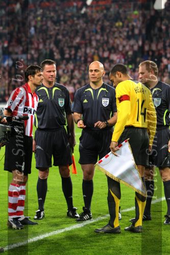 Eindhoven, 20 Februari 2007 Champions Leaguewedstrijd
PSV-FC Arsenal 1e ronde Eindstand 1-0 Seizoen 2006/2007
Phillip Cocu bij de toss met Thierry Henry en scheidsrechter Tom Henning