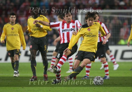 Eindhoven, 20 Februari 2007 Champions Leaguewedstrijd
PSV-FC Arsenal 1e ronde Eindstand 1-0 Seizoen 2006/2007
Tomas Rosicky in duel met Phillip Cocu