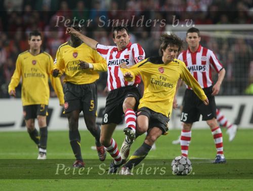 Eindhoven, 20 Februari 2007 Champions Leaguewedstrijd
PSV-FC Arsenal 1e ronde Eindstand 1-0 Seizoen 2006/2007
Tomas Rosicky in duel met Phillip Cocu