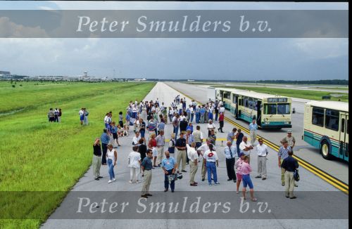 WK 1994 in de USA Nederlands ElftalLanding onderweg door bommelding ( Chef-sport Lex Muller van het AD wordt gearessteerd
verder op de foto Rinus Michels, Jeu Sprengers, Frans v d Nieuwenhof
