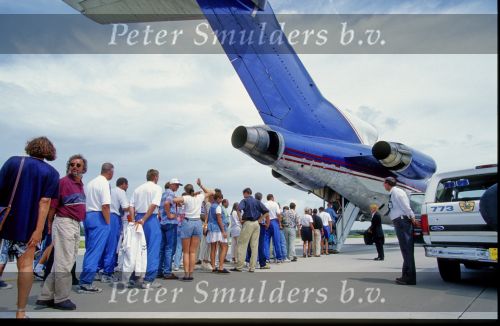 WK 1994 in de USA Nederlands ElftalLanding onderweg door bommelding ( Chef-sport Lex Muller van het AD wordt gearessteerd
verder op de foto Harry Vermeegen