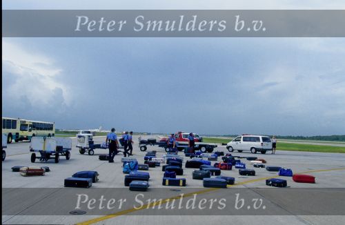 WK 1994 in de USA Nederlands ElftalLanding onderweg door bommelding ( Chef-sport Lex Muller van het AD wordt gearessteerd
Veel koffers op de startbaan