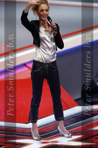 Hilversum 3 februari 2006
Wendy v Dijk presenteert de x factor. 
Haar moeder en broer zitten op de tribune.