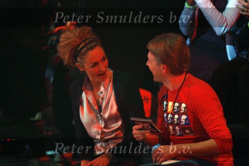 Hilversum 3 februari 2006
Wendy v Dijk presenteert de x factor. 
Haar moeder en broer zitten op de tribune.
Peter Smulders bv