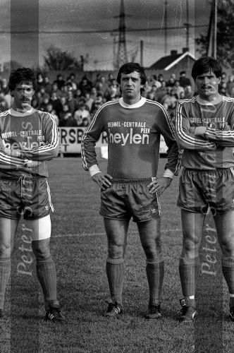 Overpelt 1982
Oud PSV-er Willy v d Kuylen spelend voor vv Overpelt in Belgie met Tommy Smolders en Willy Scheepers