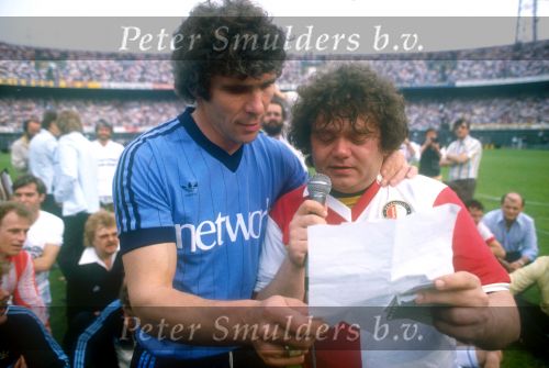 Rotterdam 1984
Afscheidswedstrijd Wim v Hanegem hier samen op de foto met Andre Hazes in een Feyenoorshirtje