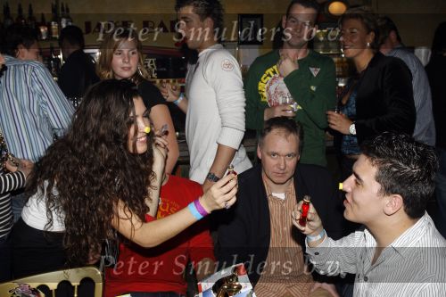 Uitgeest 17 januari 2006
Feest Henk Geels in Bobs saloon.
Jan Smit en Yolanthe Cabau v Karsbergen en zusje jan smit
