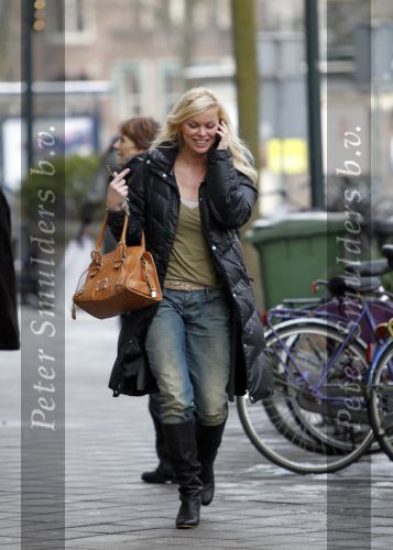 Amsterdam 14 januari 2010
Bridget Maasland met gsm bellend op straat.
Peter Smulders bv