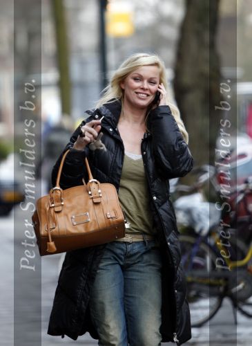 Amsterdam 14 januari 2010
Bridget Maasland met gsm bellend op straat.
Peter Smulders bv