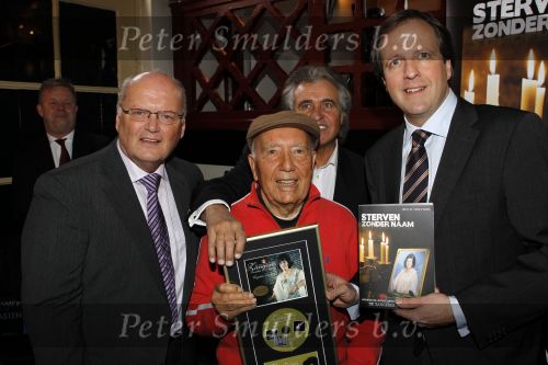 Leiden 19 januari 2010
Presenatie boek van de zangeres zonder naam geschreven door Ben Holthuis en de nieuwe cd. Johnny Hoes Alexander Pechtold Ben Holthuis 
Peter Smulders bv